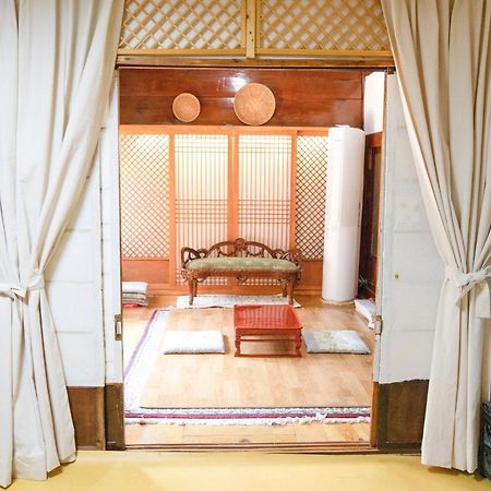 Dongmyo Hanok Sihwadang - Private Korean Style House In The City Center With A Beautiful Garden سيول المظهر الخارجي الصورة
