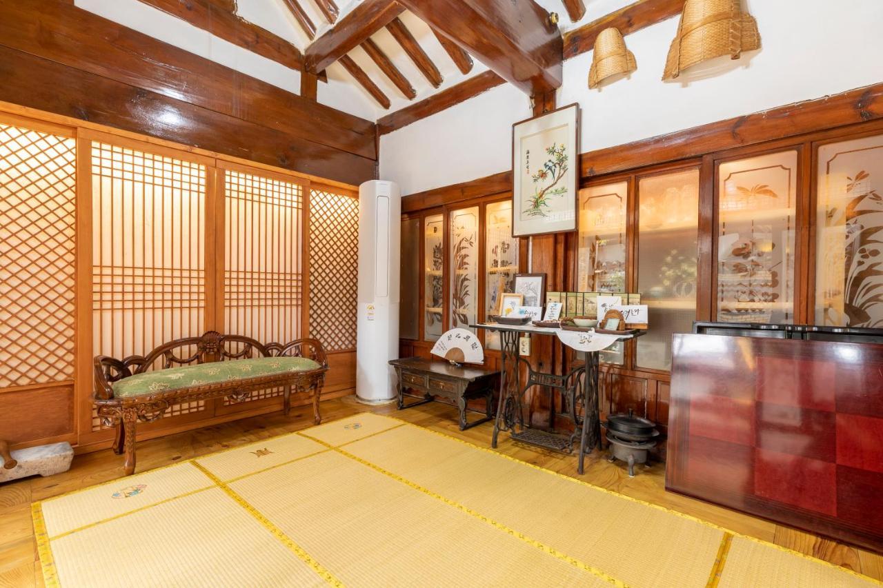 Dongmyo Hanok Sihwadang - Private Korean Style House In The City Center With A Beautiful Garden سيول المظهر الخارجي الصورة