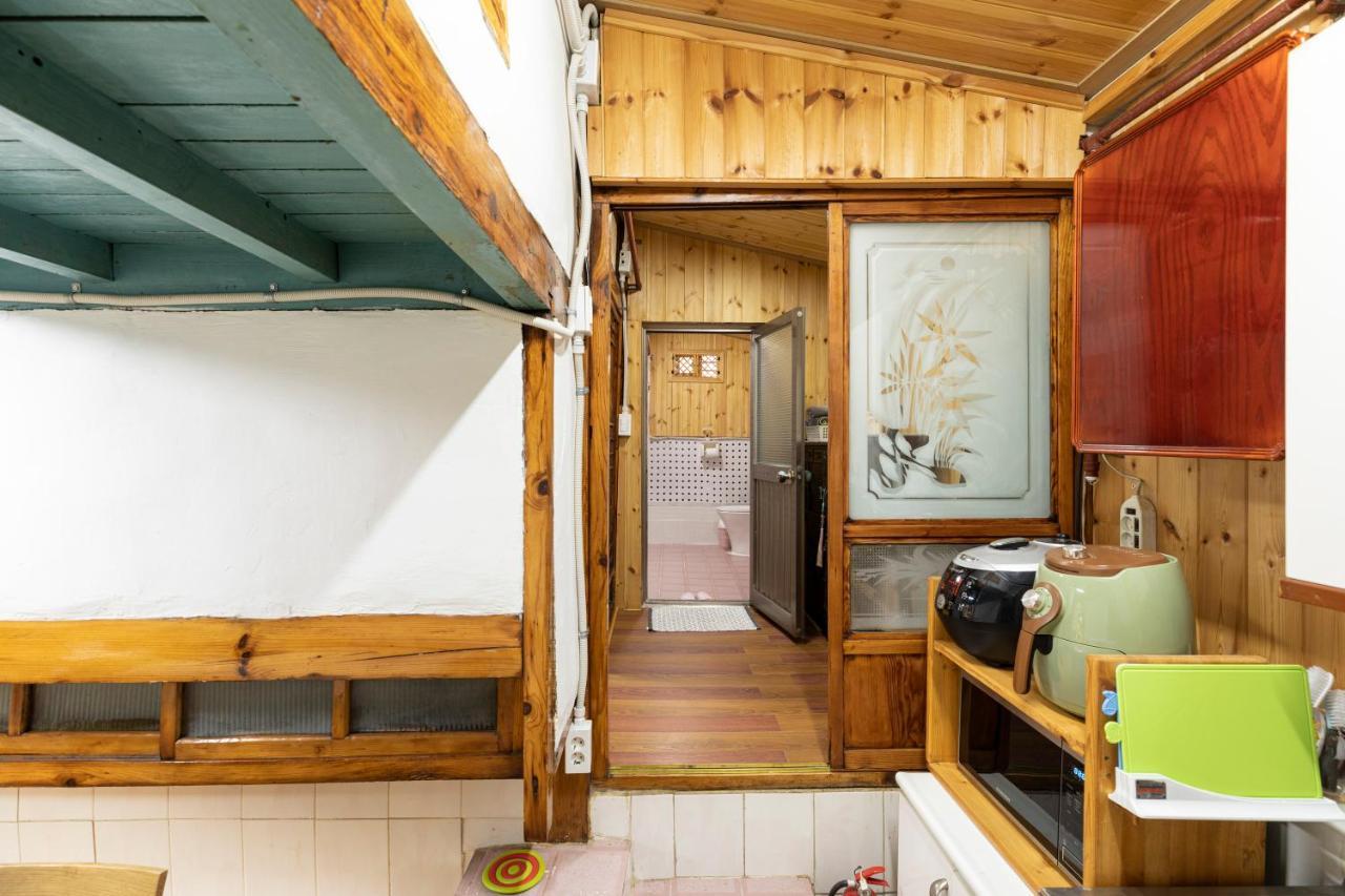 Dongmyo Hanok Sihwadang - Private Korean Style House In The City Center With A Beautiful Garden سيول المظهر الخارجي الصورة