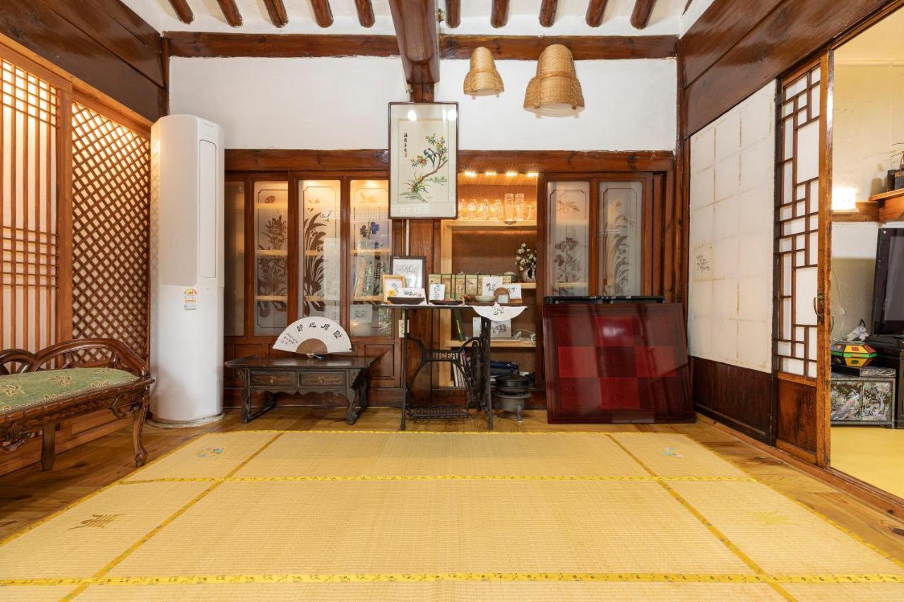 Dongmyo Hanok Sihwadang - Private Korean Style House In The City Center With A Beautiful Garden سيول المظهر الخارجي الصورة