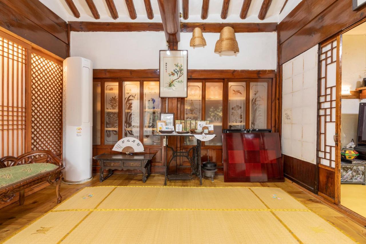Dongmyo Hanok Sihwadang - Private Korean Style House In The City Center With A Beautiful Garden سيول المظهر الخارجي الصورة